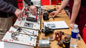 Qualification training of car electricians with electric circuit models - image